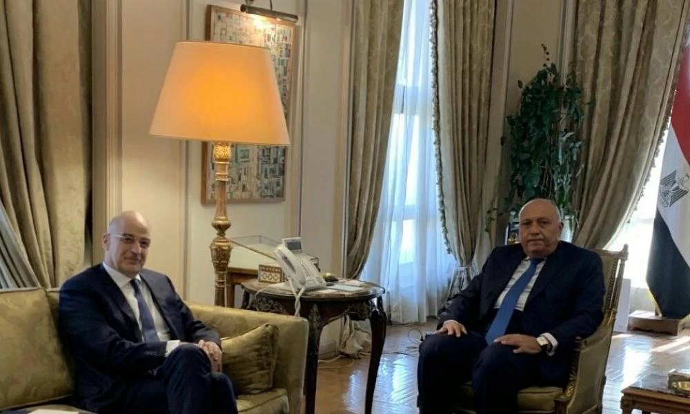 Δένδιας: Θερμή υποδοχή του Έλληνα ΥΠΕΞ από τον Αιγύπτιο ομόλογό του στο Κάιρο